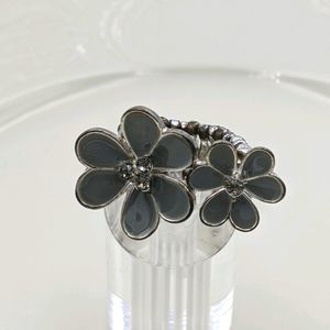 ✨3 for 25✨Gray Daisy Flower Silver Stretch Ring